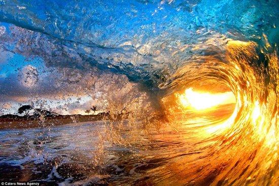 阳光下的惊艳海浪，水与火的交融