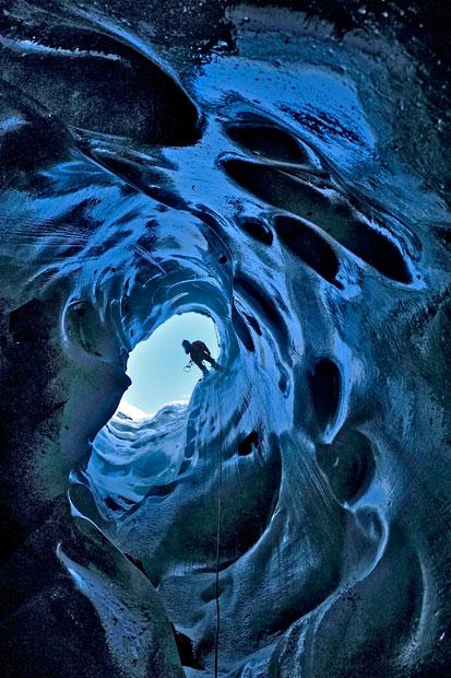 英国摄影师探索冰洞内壮观景象