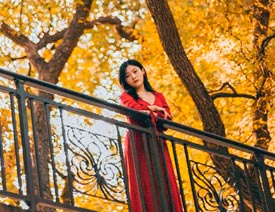 用PS为外景人像调出秋季金黄色效果