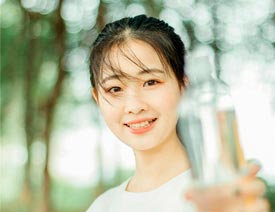 PS调出外景少女照片绿色小清新效果