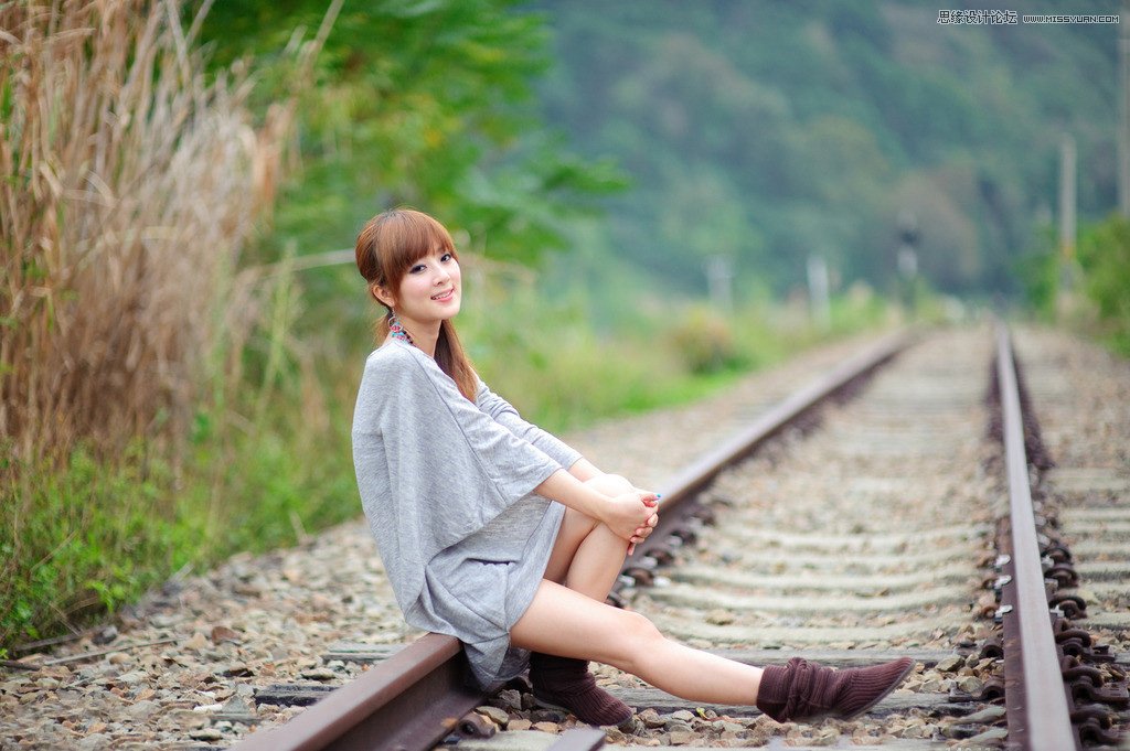 Photoshop调出铁轨美女照片柔美的逆光效果