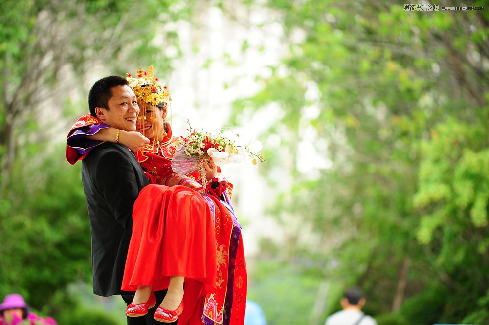 Photoshop调出外景婚片景色美化效果