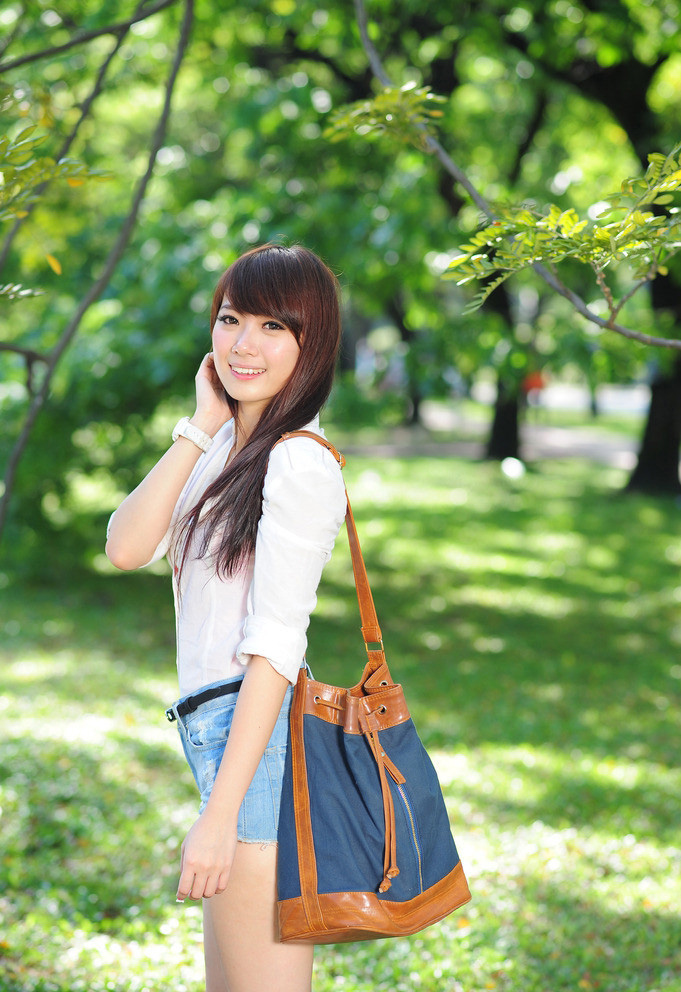 Photoshop调出外景女孩冷色逆光效果