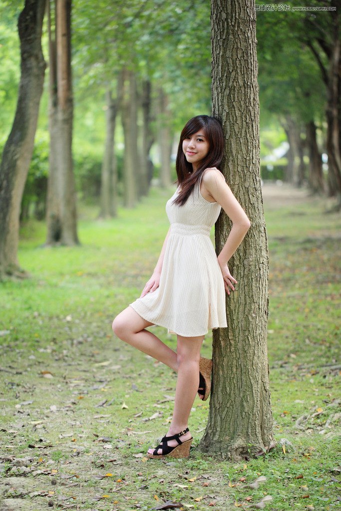 Photoshop调出树下美女淡淡的青色效果
