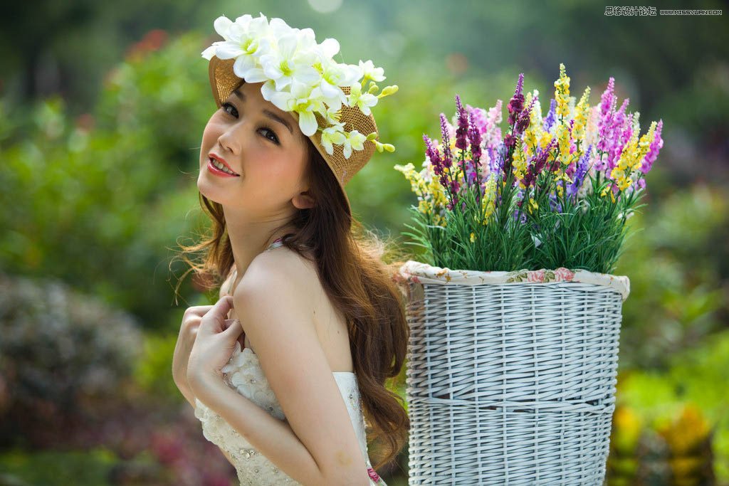 Photoshop调出背着草楼女孩梦幻紫色调