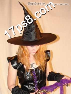 Photoshop设计万圣节正在施展魔法的女巫