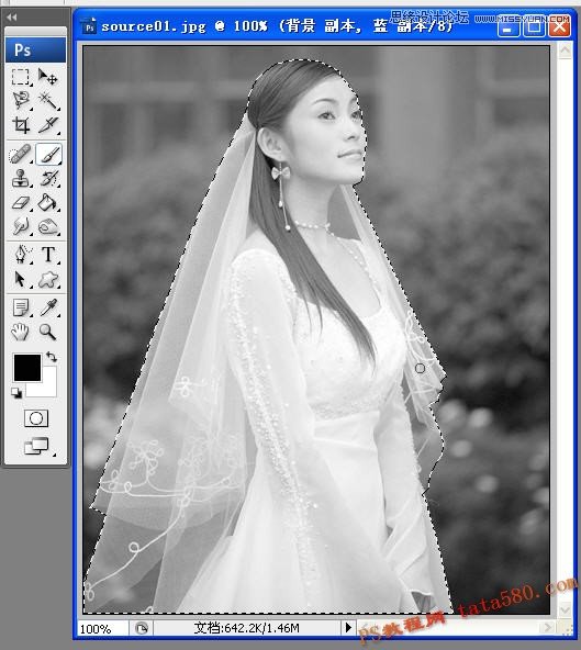 Photoshop抠图教程:使用通道给婚纱照片抠图