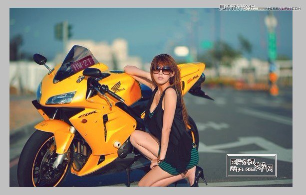 Photoshop调出外景摩托车美女电影色调