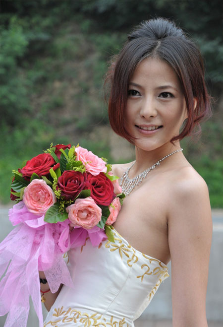 Photoshop调出美女婚片柔美的黄色调