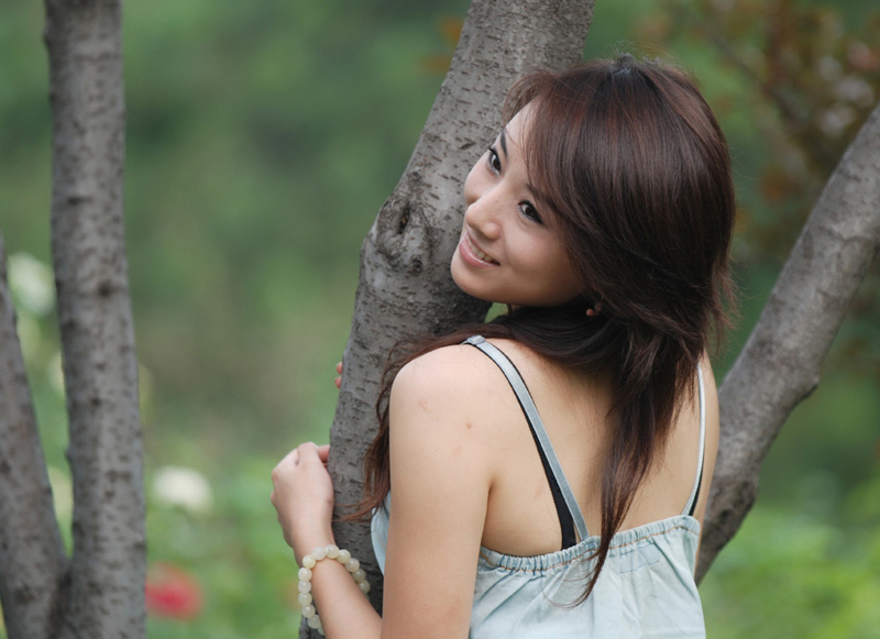 Photoshop给外景美女照片调出淡雅的黄色调
